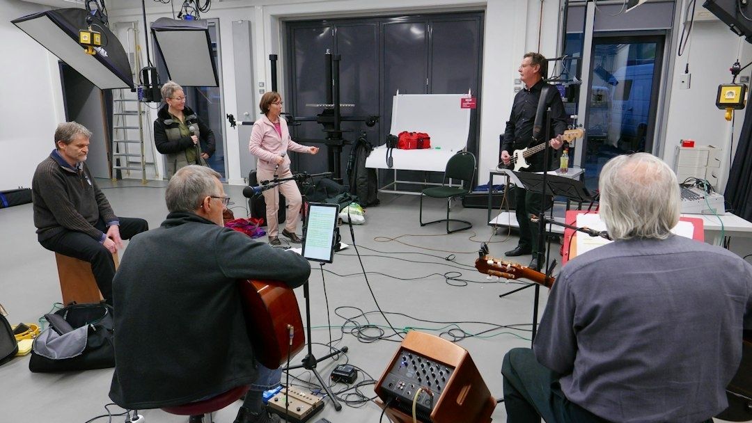 Muzikanten repeteren samen in een ingerichte studio