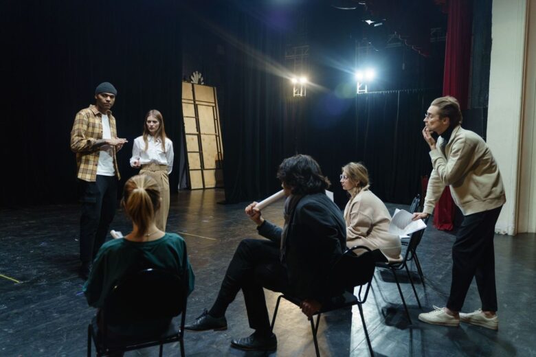 Acteurs bespreken een scène tijdens een repetitie op het toneel